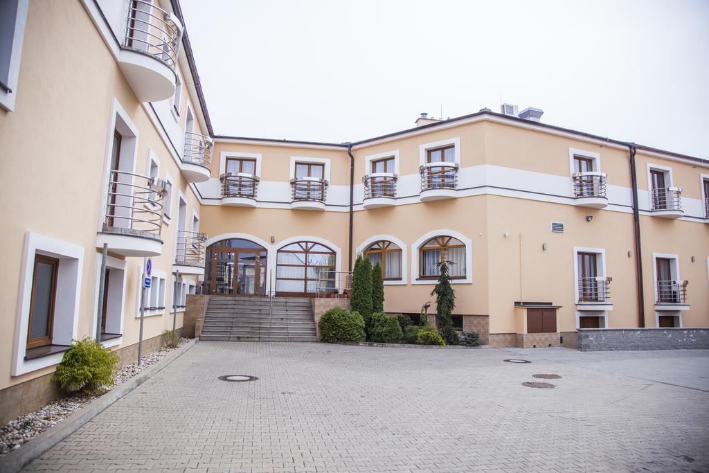 Hotel Eminent Zlaté Moravce Extérieur photo