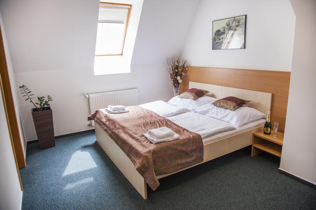 Hotel Eminent Zlaté Moravce Extérieur photo