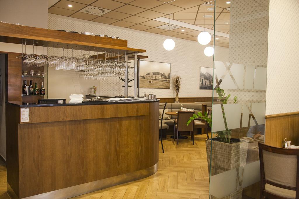 Hotel Eminent Zlaté Moravce Extérieur photo